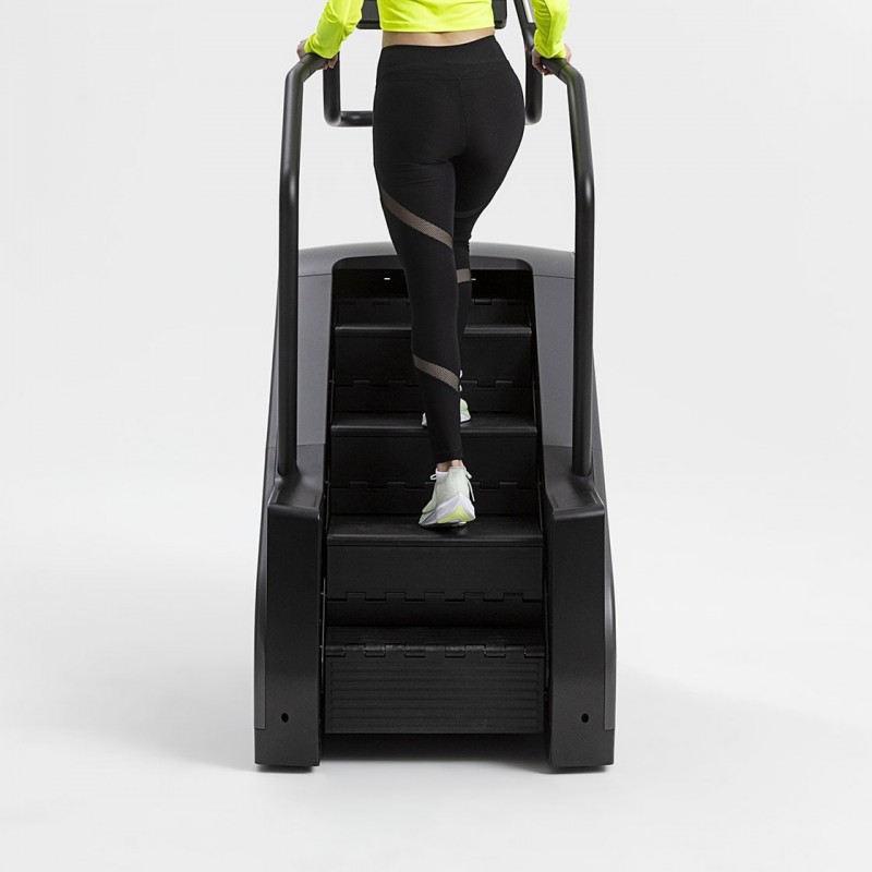 Лестничный тренажер Technogym Climb Excite Live